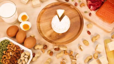 Bir masaya dizilmiş protein gıdalarının çeşitliliği