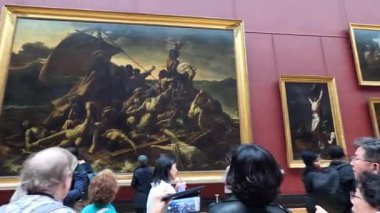 Ziyaretçiler ünlü tabloları inceliyor ve tartışıyor