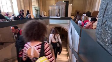 Louvre 'da merdivenlerden inen insanlar.