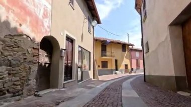 Çekici, dar İtalyan sokaklarında bir yürüyüş