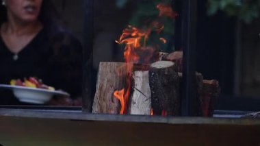 Ateş çukurunda yanan kütükler