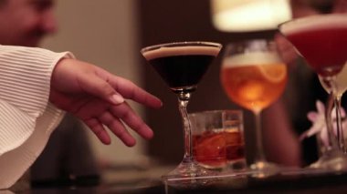 Arkadaşlar Bangkok 'ta içki içip sohbet ediyorlar.