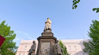 Kamu bahçesinde heykeller ve yeşillik