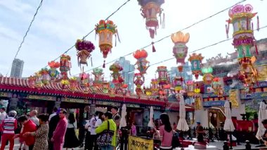 Turistler Hong Kong 'daki canlı tapınak dekorasyonlarını keşfediyorlar.