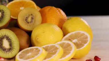 Çeşitli taze meyvelerden oluşan canlı bir karışım.