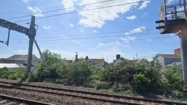 Cardiff 'in banliyö arazisinin yanından geçen sahne treni.