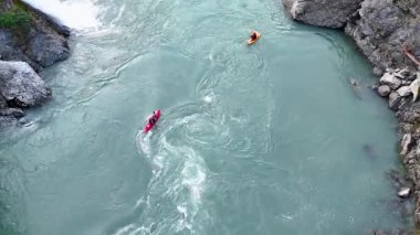 İki kanocu, kayalık bir vadide hızlı akan akıntılar boyunca manevra yapar. Doğal ortamdaki yetenekleri ve maceraları gözler önüne serer.