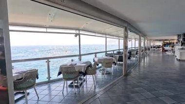 Okyanus manzaralı boş bir sahil restoranı.