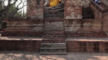 Turist tarihi Budist tapınağını ziyaret etti