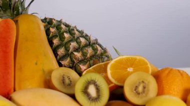 Canlı, taze meyveler sergileniyor.