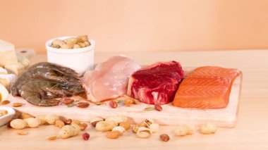 Turuncu arka planda protein zengini gıdaların çeşitliliği