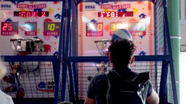 Oyuncular bir atari basketbol müsabakasında yarışıyorlar