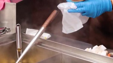 Eldivenli eldiven torbası çorbası.