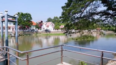 Huzurlu bir nehir kenarı manzaralı.