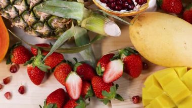 Beyaz arkaplanda sıralanmış çeşitli meyveler