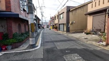 Şehirdeki sakin bir caddenin zaman atlaması.