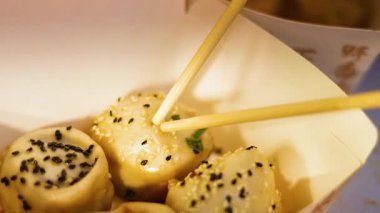 Çubuklar lezzetli tavada kızartılmış çörekleri topluyor.