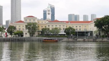 Nehir kıyısındaki teknelerin hızlandırılması.