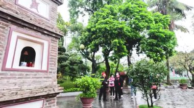 Ziyaretçiler Hanoi 'deki canlı bir tapınağı keşfediyorlar.