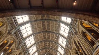 Müzenin büyük salonunda asılı duran balina iskeleti