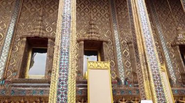 Karmaşık detaylarla süslü tapınak cephesi