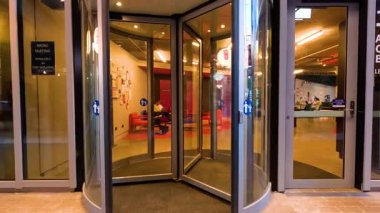 İnsanlar Melbourne 'da döner kapı kullanıyorlar.