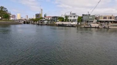 Nehir boyunca uzanan bir şehrin zaman akışı