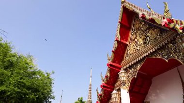 Açık mavi gökyüzü arkaplanı olan tapınak çatısı