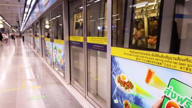 Metroya binen ve inen yolcular