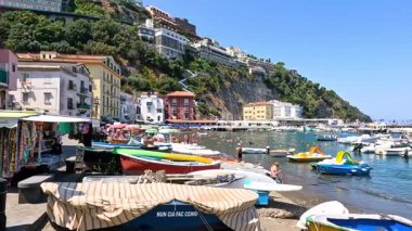 Manzaralı bir marinada tekneler ve insanlar