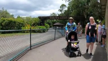 Aileler ve gruplar hayvanat bahçesi girişinden geçiyor