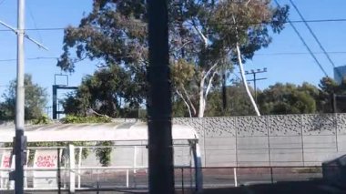 Tren Melbourne 'daki grafiti kaplı istasyonun önünden geçiyor.