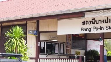 Tayland tren istasyonunda insanlar ve trenler