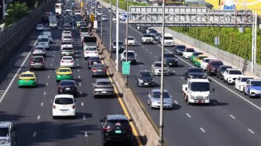 Sabit hareket halindeki birden fazla araç şeridi
