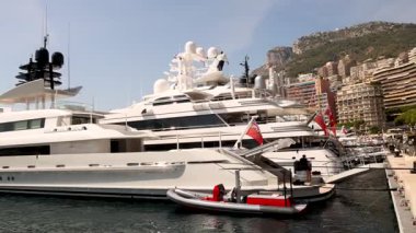 Yatlar Monte Carlo rıhtımına yanaştı.