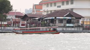Tekne Bangkok 'taki Chao Phraya Nehri boyunca seyahat ediyor.