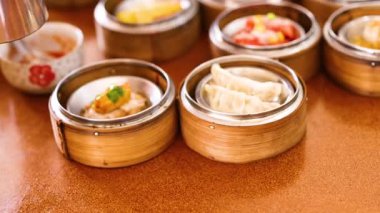 Bir Phuket restoranında sıcak ışıkta yakalanan bambu sepetlerinde buharda pişmiş Çin mantısı köftelerinin yakın çekimi.