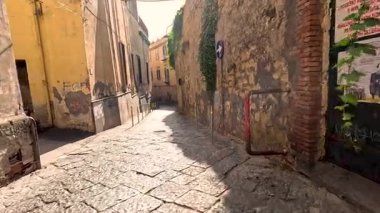 Napoli 'de dar, güneşli bir sokak.
