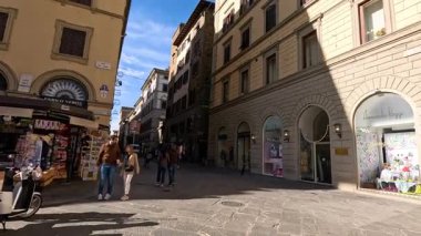 Floransa caddesinde insanlar yürüyor ve bisiklete biniyor