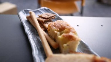 Servis tabağında çeşitli ekmek ve krakerler