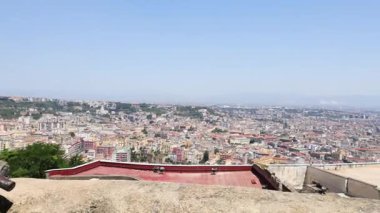 Arka planda Vesuvius Dağı ile şehir manzarası süpürülüyor