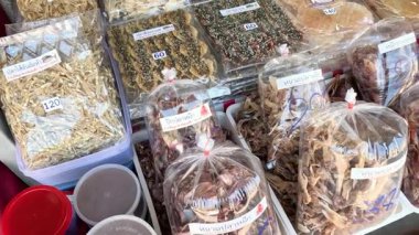 Bir pazar masasında gösterilen çeşitli paketli atıştırmalıklar