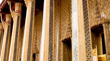 Wat Phra Kaew 'in karmaşık tasarımının detaylı görünümü
