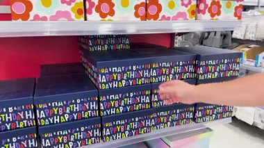 Renkli bir doğum günü hediyesi seçen kişi