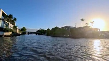 Nerang Nehri kanalları boyunca manzaralı tekne yolculuğu