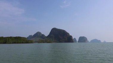 Sakin ada sularında tekne gezisi