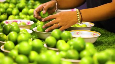 Pazarda limonları limonlara ayıran eller