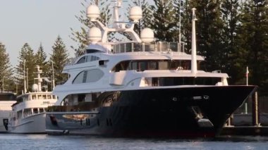 Büyük bir yat giderek rıhtıma yanaşıyor..