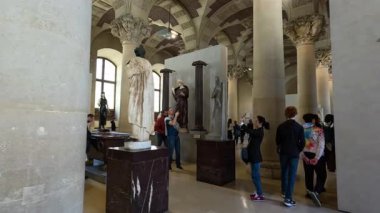 Louvre Müzesi, Paris 'te heykelleri izleyen insanlar.