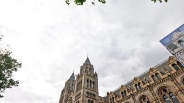 Ziyaretçiler tarihi müzenin dış yüzünü keşfediyorlar